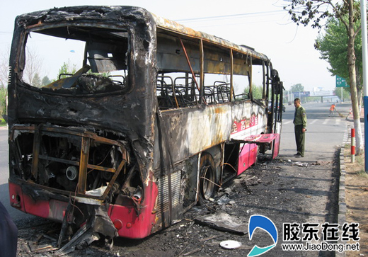 大客车 自燃   行道树 遭殃(图)-芝罘,路-新闻中心