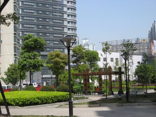 事发地点为上海市普陀区武宁路家乐福附近的汇丽花园小区.