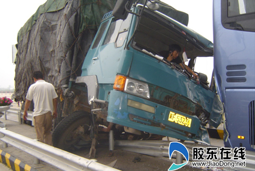 大货车 骑 防撞岛 吻 大客车 图 高速 新闻中心
