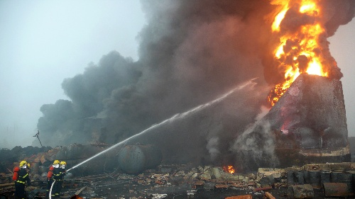 消防人员在发生爆炸事故的河南洛染公司厂区灭火.