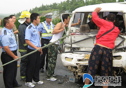 突发车祸父子被困 蓬莱交警紧急救援（图）