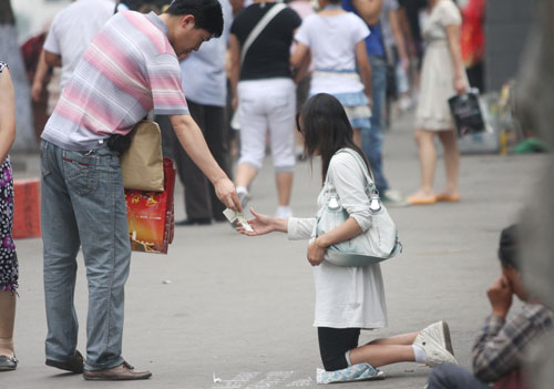 哈尔滨出现差钱一族 衣着光鲜体面行乞(图)-乞讨