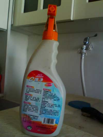 有几个女孩上居民家中推销假油烟机清洁剂--网