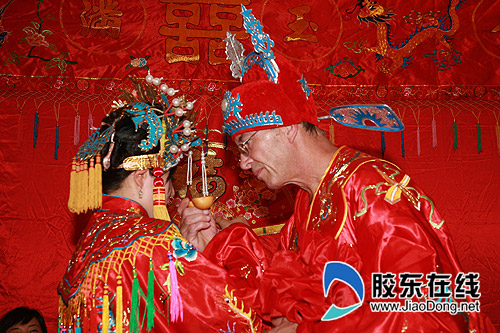 英工程师花轿迎娶烟台<em>妹</em> 中式婚礼<em>老外</em>直呼过