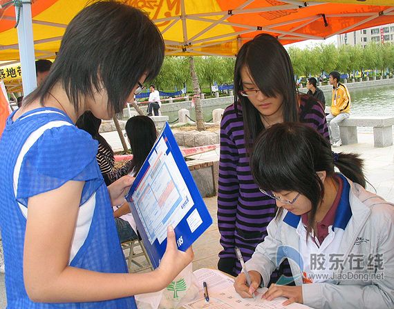 大一新生报到日 免费 平安电话 打回家(图)-大学