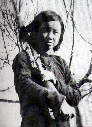 1942年参加海阳县妇救会工作.
