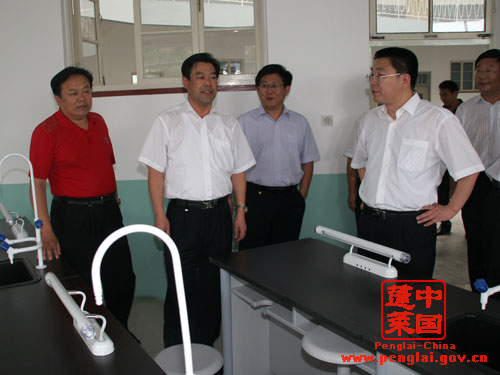 刘炳国走访慰问蓬莱一中一线教职员工