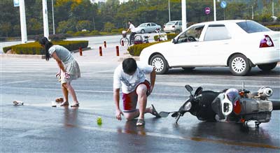 武汉千米道路被洒润滑油 30多辆摩托车滑倒(图)