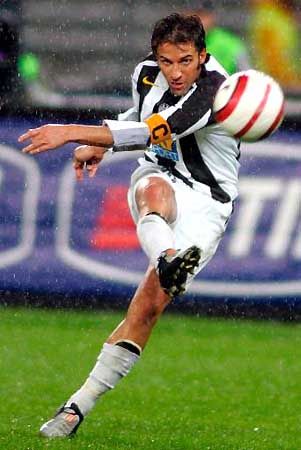 c罗领衔任意球梅开二度 最经典大师已遭弃用-