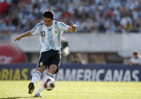 c罗领衔任意球梅开二度 最经典大师已遭弃用-