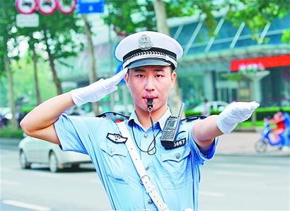 网友热捧济南80后帅哥交警 动作标准有精神-帅