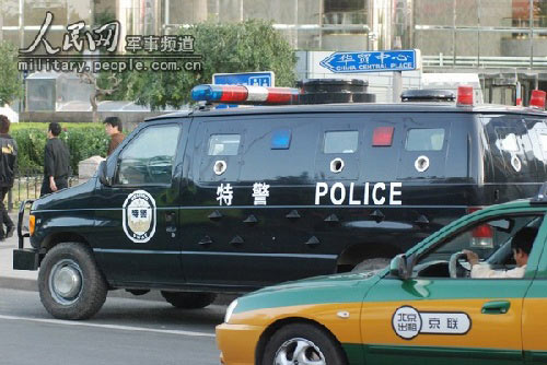 北京特警警花街头高调亮相 全副武装(组图)