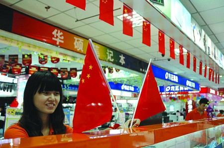 挂国旗倍感自豪 市区大街小巷随处可见国旗飘