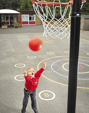 英7岁盲童成投篮高手 听回声辨位获赞蝙蝠男孩