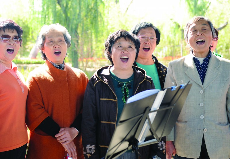 济南明湖老年合唱团义务演出受游人欢迎图