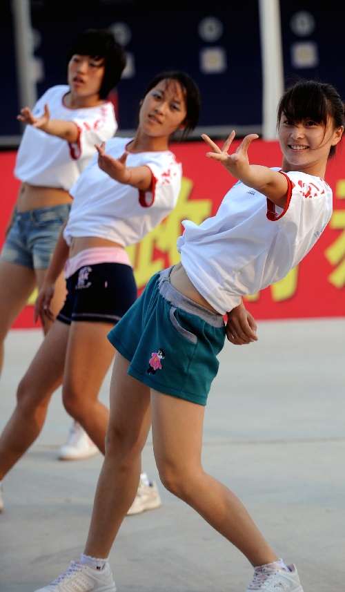 全运会现代五项比赛 烟台<em>大学</em>生<em>美女热舞</em>(图)