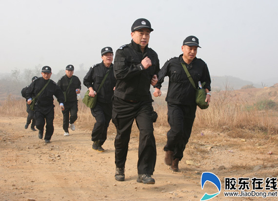 莱阳市公安局秋季野外拉练展雄姿(图)