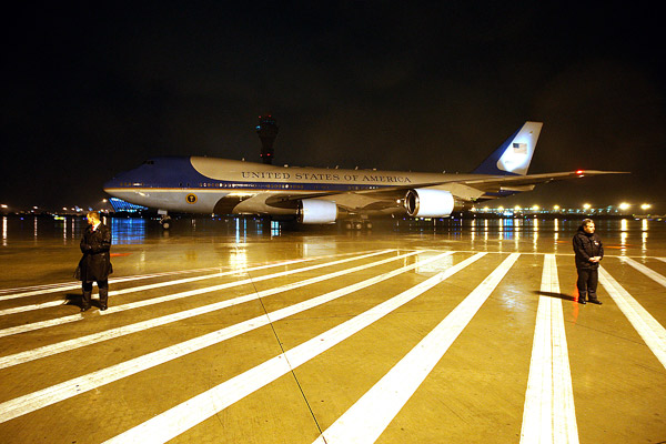 美国总统奥巴马深夜登陆上海 开启首次中国之