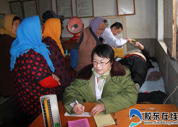 蓬莱市卫生局组织专家为百余名老人免费查体 