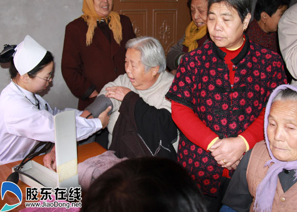 蓬莱市卫生局组织专家为百余名老人免费查体 
