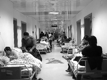 毓璜顶医院 满员告急 病人扎堆住院走廊变病房