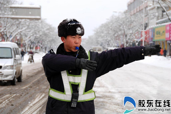 龙城降风雪 交警保通畅(图)