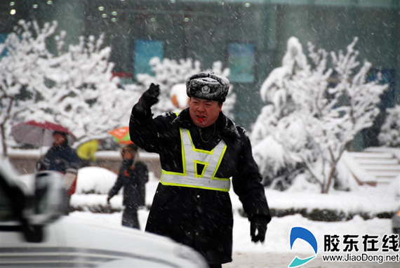 龙城降风雪 交警保通畅(图)