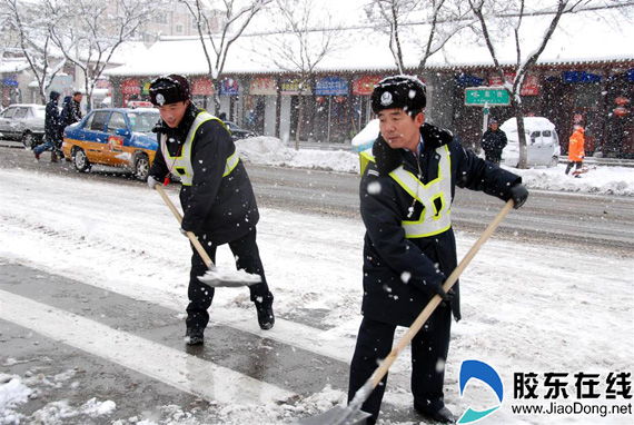 龙城降风雪 交警保通畅(图)