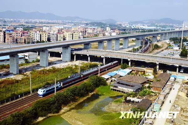 武广高速铁路在广州花都跨越京广铁路及京珠高速公路.