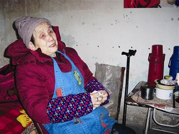86岁老太被四个儿子抛弃 元旦蜗居6平米出租屋