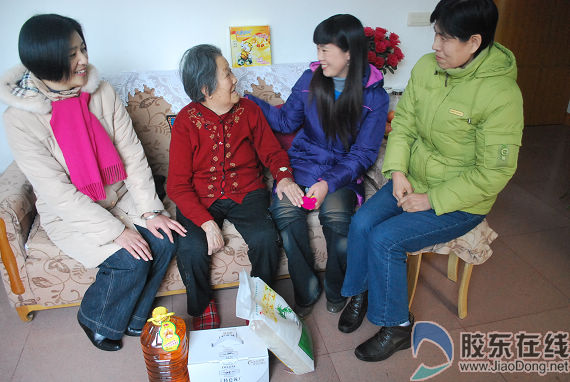 幸福社区为老人送温暖 困难老人感受冬日温情