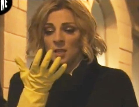 组图:小贝遭美女主播恶搞