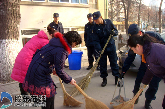 社区与官兵一起清扫环境卫生 干干净净迎春节
