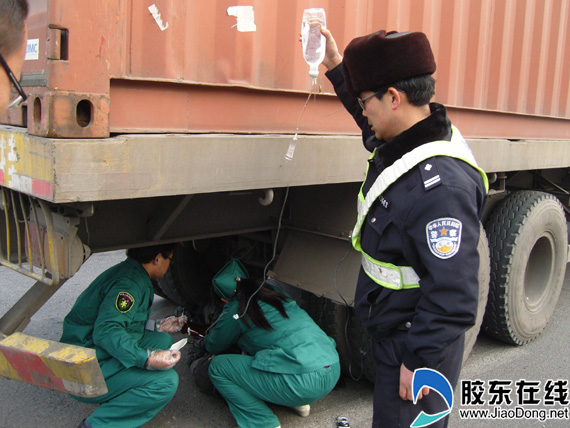 20分钟生命与时间赛跑 交警巡逻途中抢救伤员