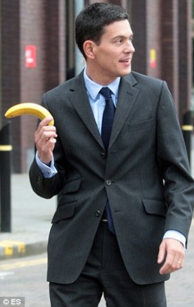 英首相布朗日食9根香蕉 为容光焕发迎大选 (图