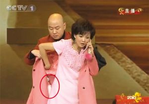 网友给春晚找茬:细解刘谦魔术称王菲假唱游风网漫画图片