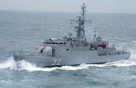 阿根廷护卫舰与英国驱逐舰在马岛海域对峙 军事前沿