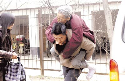7旬母亲患病瘫痪在床 儿子背其上班见客户(图
