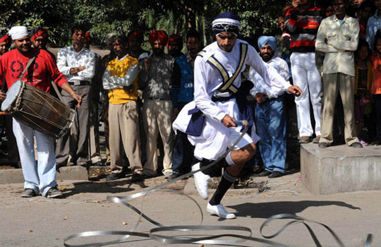 图为一名男子在印度旁遮普邦的阿姆利则市举行的遗产节上展示