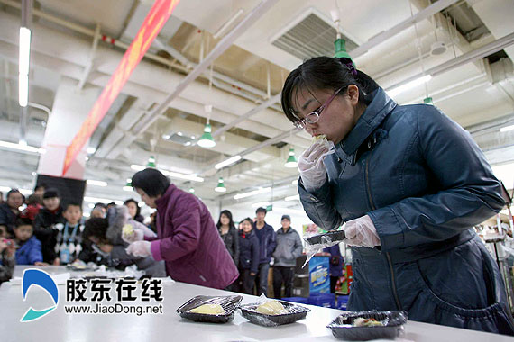 烟台沃尔玛举办吃榴莲比赛庆祝妇女节(图) 社会