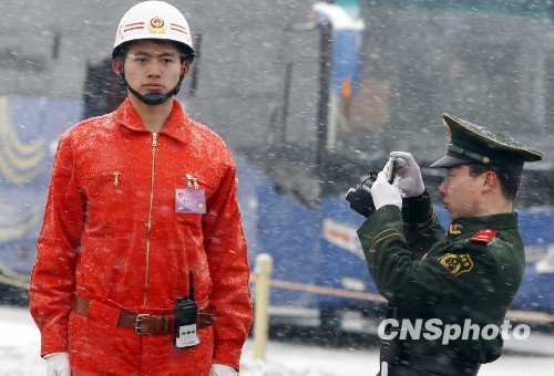 北京降下一场大雪,在天安门广场为全国"两会"执勤的武警消防员依然