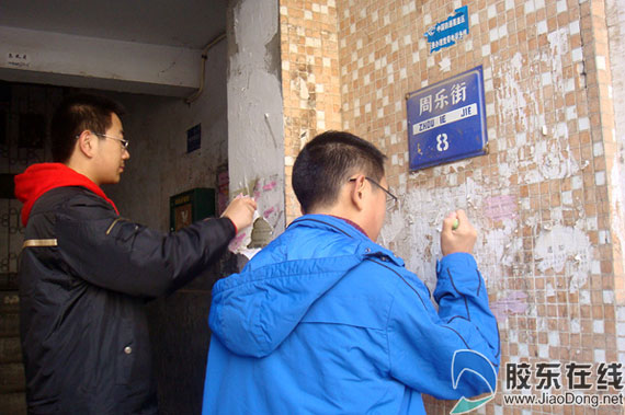 东花园社区学生义工开展我为社区做贡献活动 