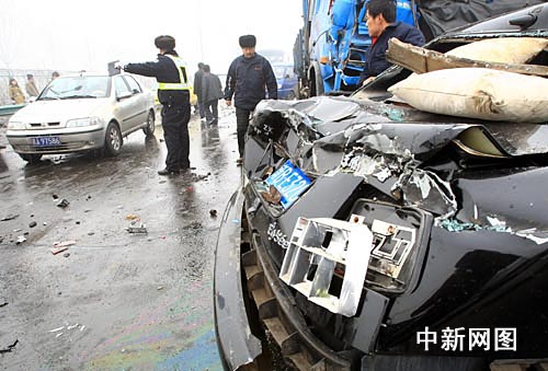 道路湿滑及大雾致乌鲁木齐机场高速发生车祸