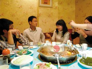 年轻人帮人吃饭喝酒道歉谈恋爱 起步价10元(图)