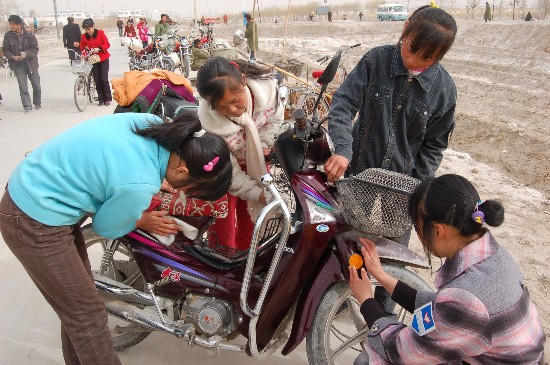 农三师四十二团中学开展学雷锋活动 胶东在线