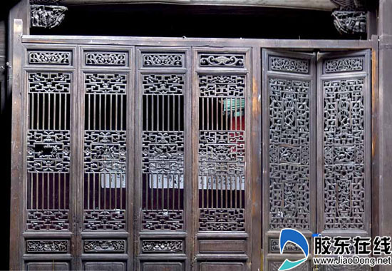 木雕是徽居建筑艺术中的主要成份,它主要表现在梁柱斗拱、屏风门扇等位置,内容十分广泛。房梁斗拱处有传统戏曲、民间故事、神话传说和渔、樵、耕、读、宴饮、品茗、出行、乐舞等生活场景;屏风门扇上多雕有人物、山水、花草、鸟兽及八宝、博古等。雕刻手法多样,有线刻、浅浮雕、高浮雕透雕、圆雕和镂空雕等。这些木雕均不饰油漆,而是通过高品质的木材色泽和自然纹理,使雕刻的细部更显生动。 在婺源,精美的木雕不仅存在于祠堂中,许多明清时期的官宦、富商古宅里,木雕、砖雕作品也十分精美。