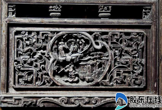 木雕是徽居建筑艺术中的主要成份,它主要表现在梁柱斗拱、屏风门扇等位置,内容十分广泛。房梁斗拱处有传统戏曲、民间故事、神话传说和渔、樵、耕、读、宴饮、品茗、出行、乐舞等生活场景;屏风门扇上多雕有人物、山水、花草、鸟兽及八宝、博古等。雕刻手法多样,有线刻、浅浮雕、高浮雕透雕、圆雕和镂空雕等。这些木雕均不饰油漆,而是通过高品质的木材色泽和自然纹理,使雕刻的细部更显生动。 在婺源,精美的木雕不仅存在于祠堂中,许多明清时期的官宦、富商古宅里,木雕、砖雕作品也十分精美。