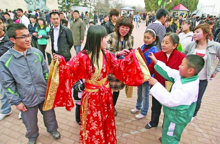 烟台高校汉服爱好者身着汉服弘扬中国传统文化