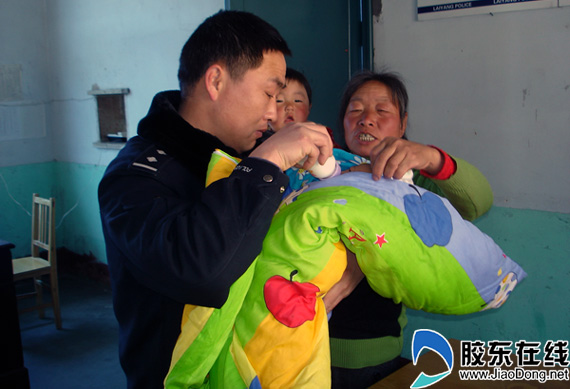 野外捡回唇腭裂弃婴 民警当起妈妈(图) 社会新