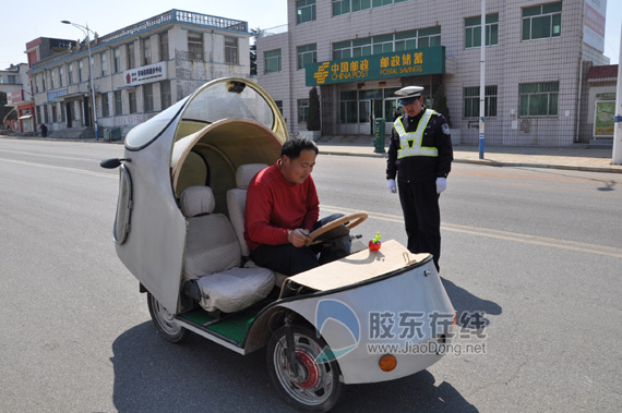自制小四轮上路 蓬莱街头现汽车“狂人”(图)